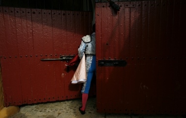 Spanish assistant bullfighter Montoya enter into a yard gang before the start of a bullfight in Seville