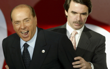 ITALIAN PM BERLUSCONI REACTS IN FRONT OF SPANISH PM AZNAR AT START OFEU SUMMIT.