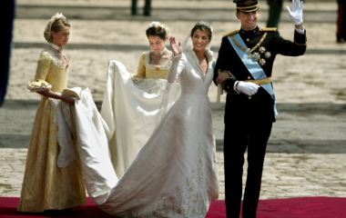 SPANISH CROWN PRINCE FELIPE AND HIS NEW BRIDE PRINCESS LETIZIA WAVE AS THEY ARRIVE AT ROYAL PALACE ...