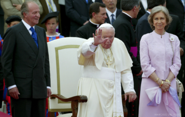POPE JOHN PAUL II WAVES BESIDE SPANISH KING JUAN CARLOS AND QUEENSOFIA DURING A FAREWELL CEREMONY IN ...