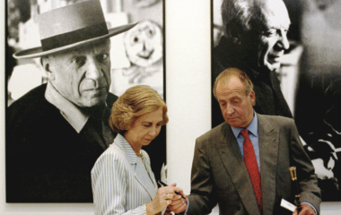 Spanish King Juan Carlos gives his pen to Queen Sofia after signing the book of honour during the in..