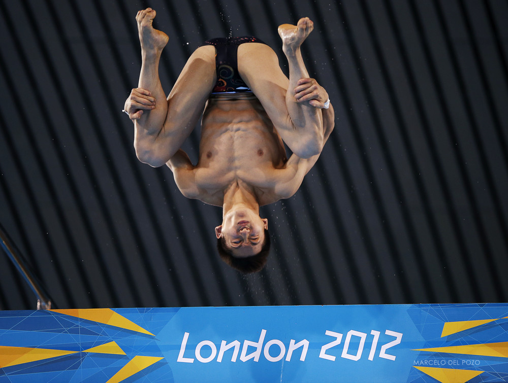 China's Lin Yue performs a dive during the men's 10m platform preliminary round at the London 2012 Olympic Games at the Aquatics Centre